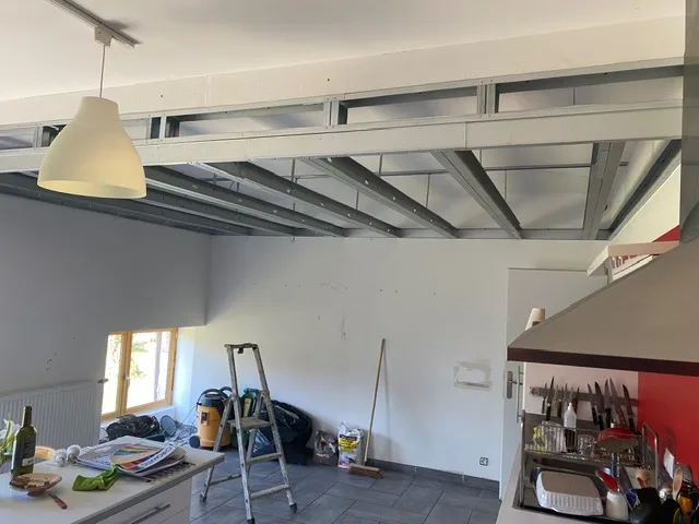 Cuisine pendant les travaux, ossature du faux plafond posée