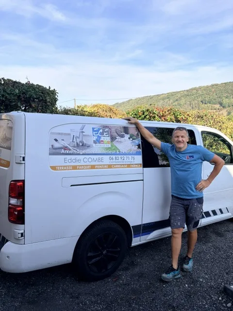 Eddie Combe devant son camion ECE travaux, au Pin