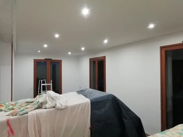 Le même plafond peint, avec ses spots allumés