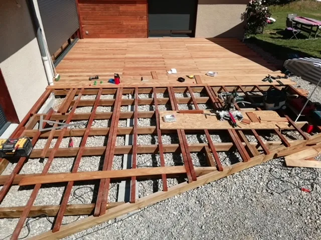 Terrasse en bois en cours de pose, lames sur la structure